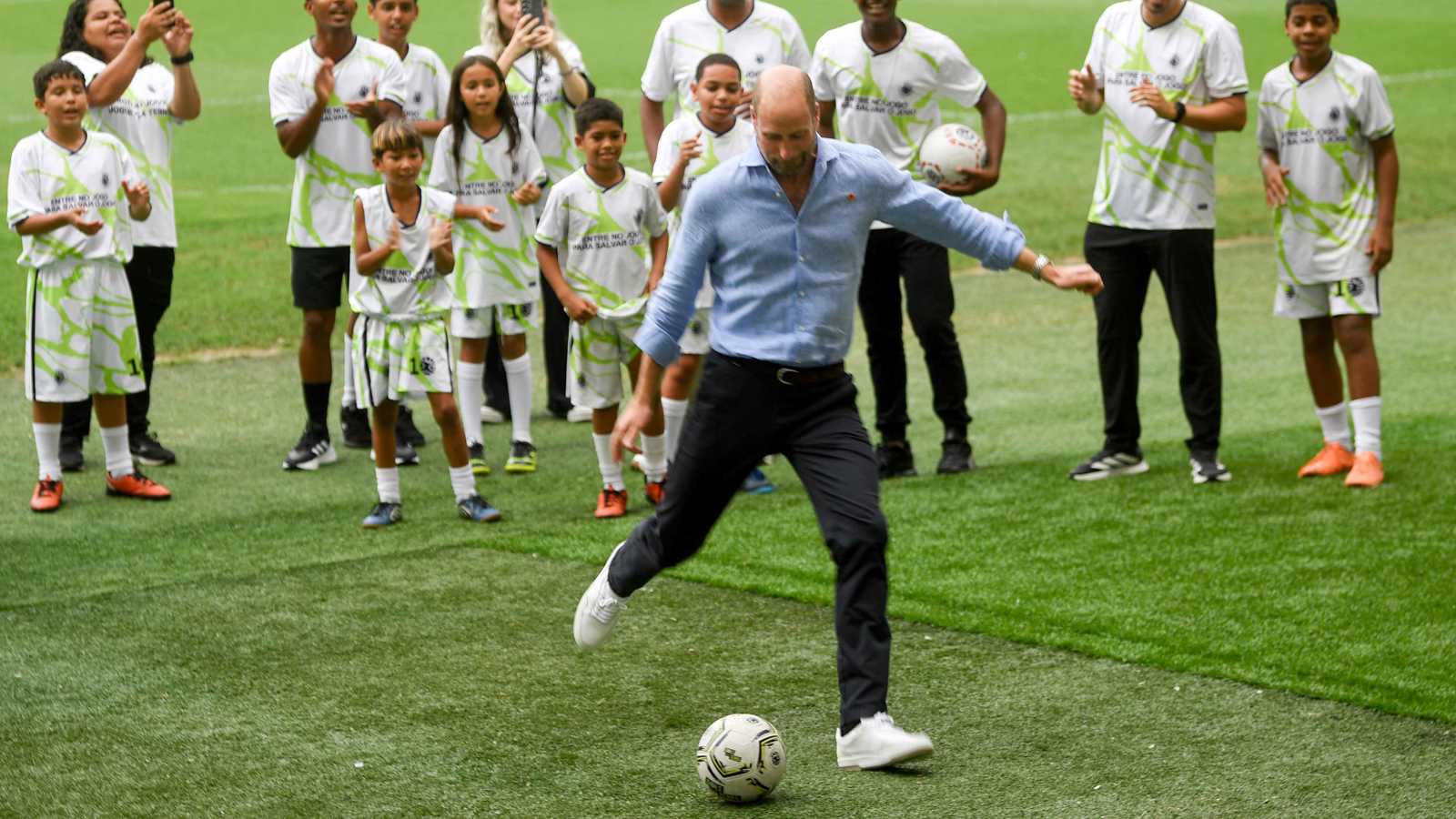 في مستهل زيارته إلى البرازيل.. الأمير ويليام يداعب كرة القدم ويتشارك هموم الشبان