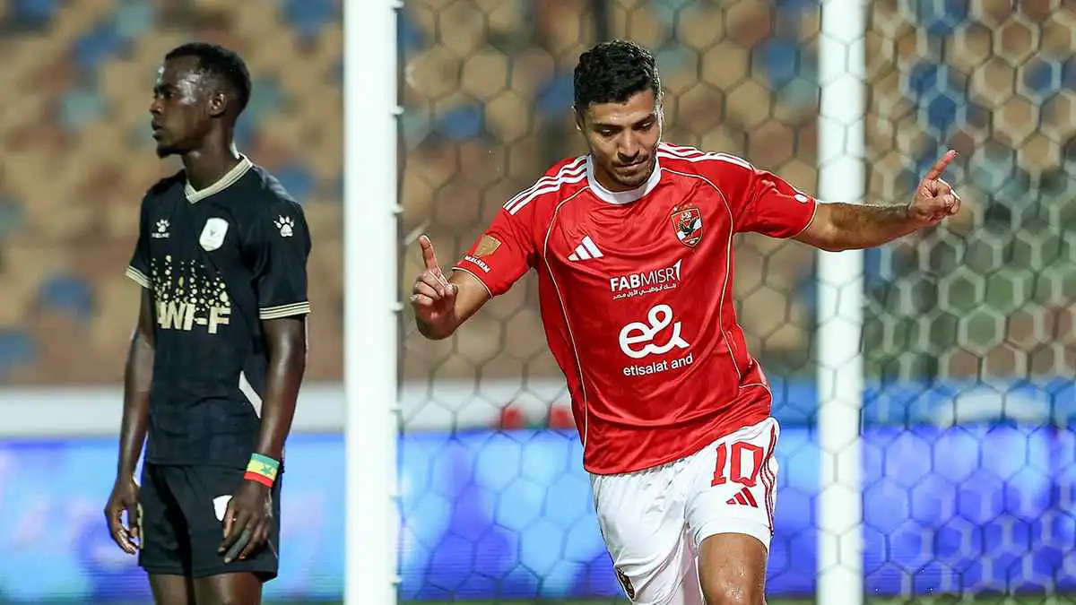 الحكام يعاملون الأهلي "معاملة خاصة".. أسطورة الزمالك يفجر جدلا (فيديو)