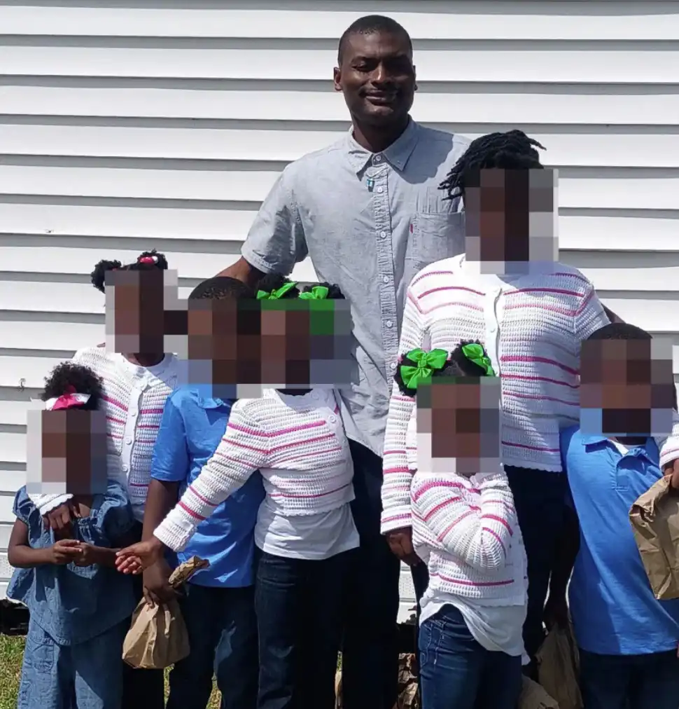 الأب القاتل مع أطفاله ضحايا جريمته