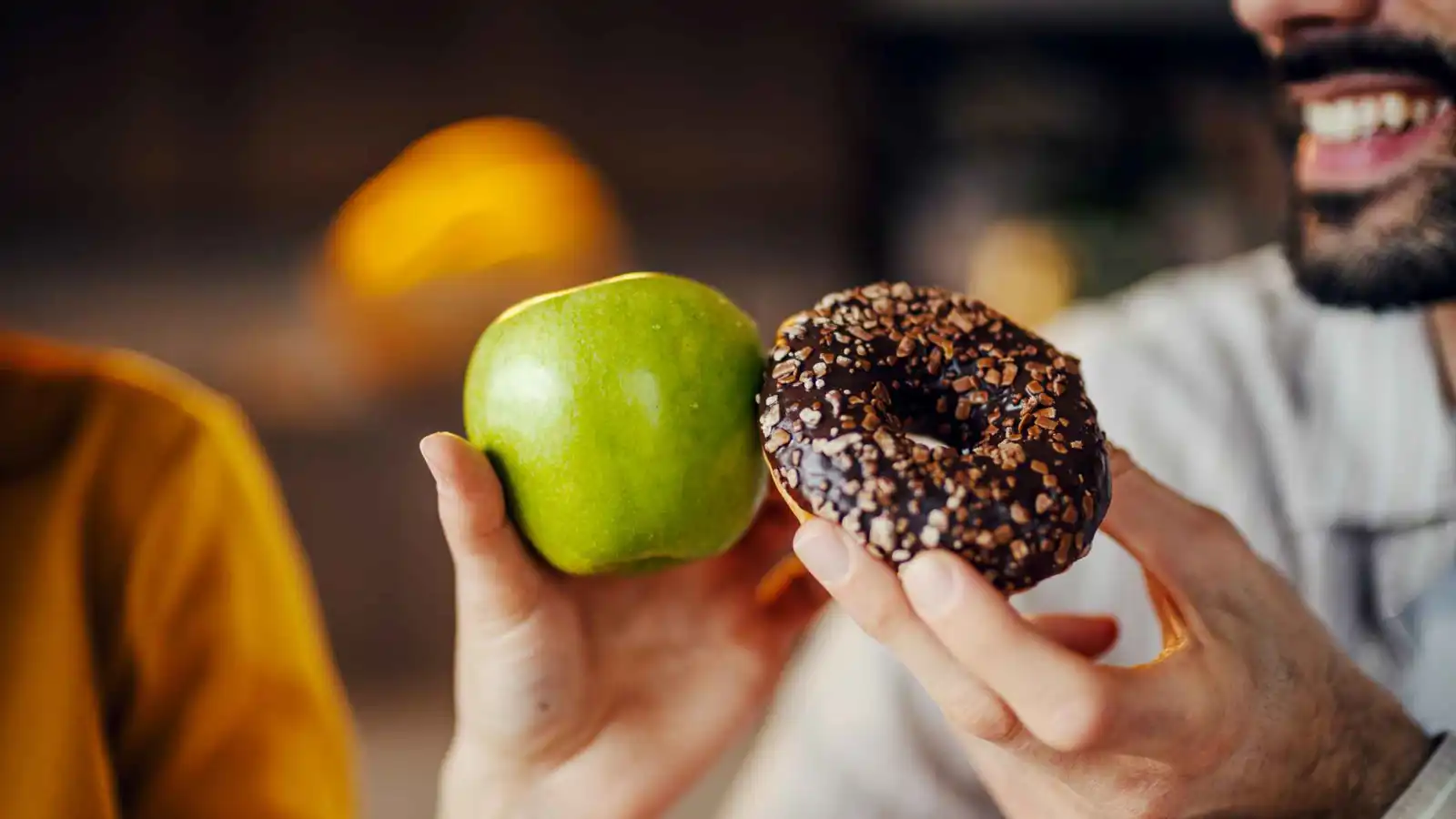 هل تتلاعب بكتيريا أمعائك بشهيتك لأطعمة معينة؟