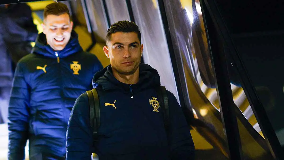 مقطع اليوم.. رونالدو يتأثر ببكاء طفل ويلبي طلبه فورا (فيديو)