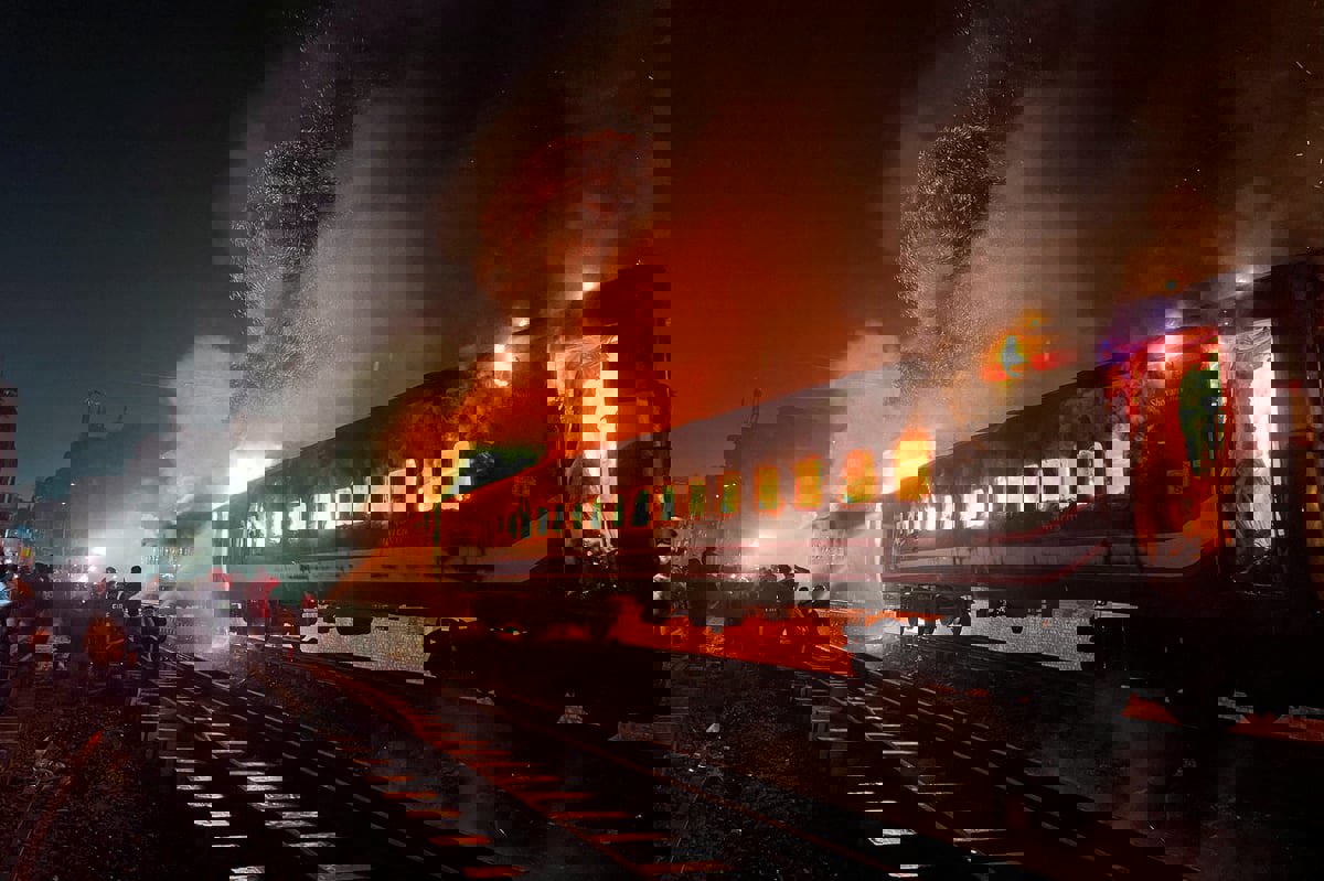 عشية الانتخابات.. حريق قطار "مفتعل" يخلف 4 قتلى في بنغلادش 