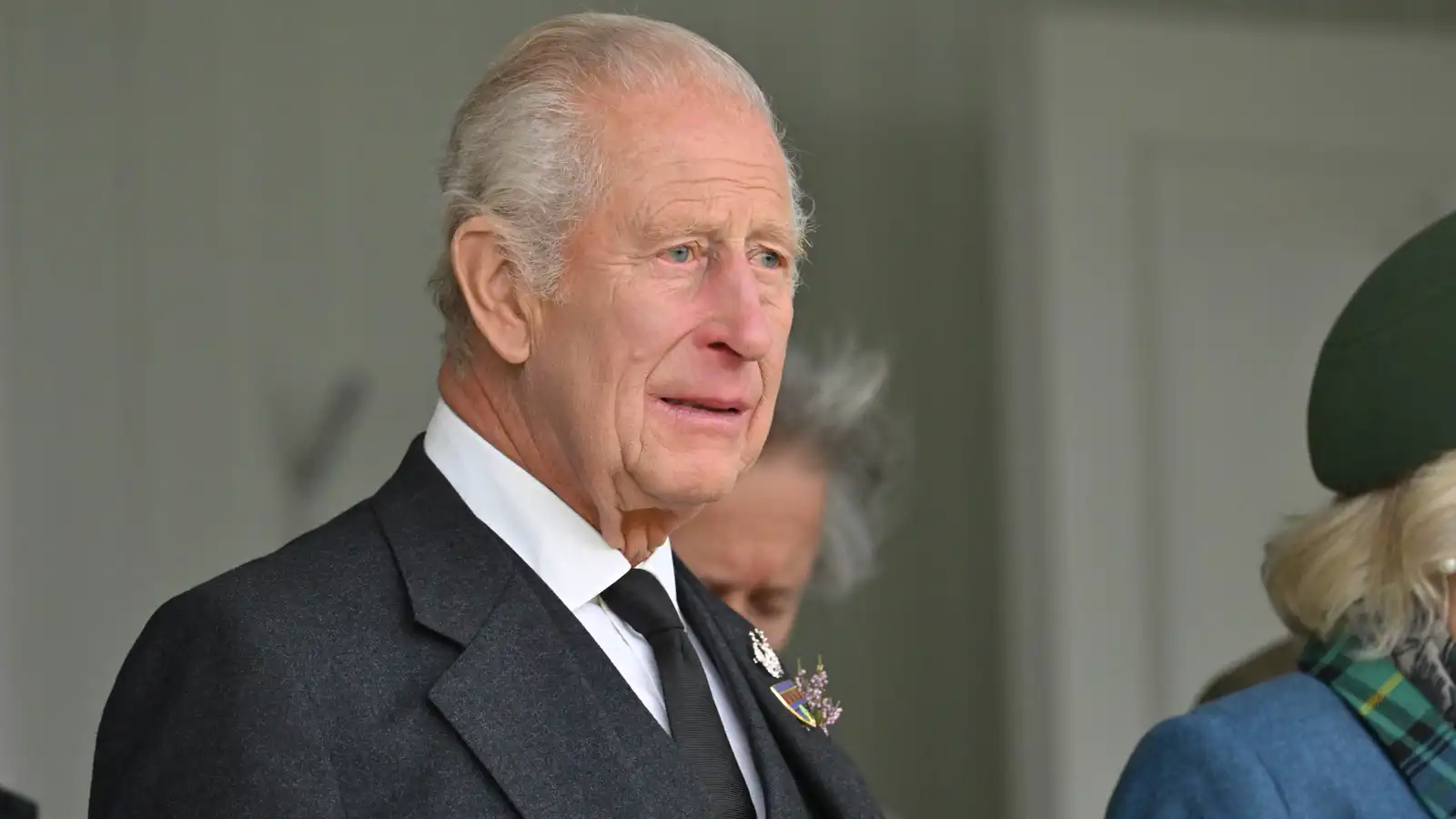 الملك تشارلز يلتقي أكبر معمّرة في العالم (فيديو)