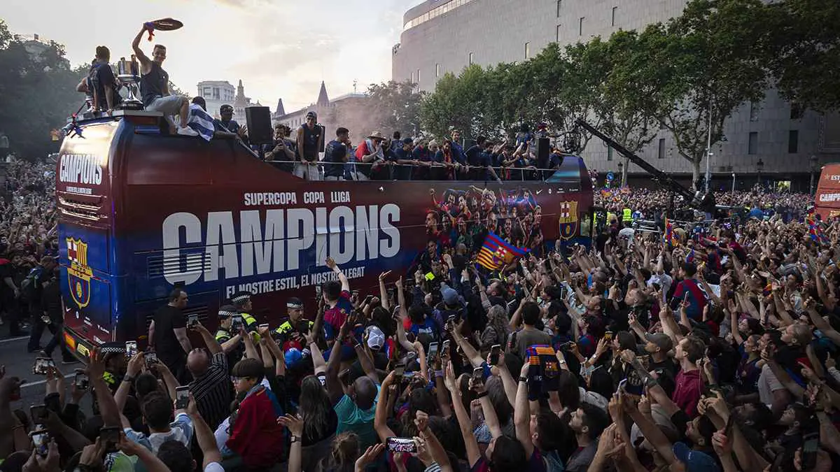 رقم جنوني.. كم ألف شخص شارك في مسيرة احتفالات برشلونة؟