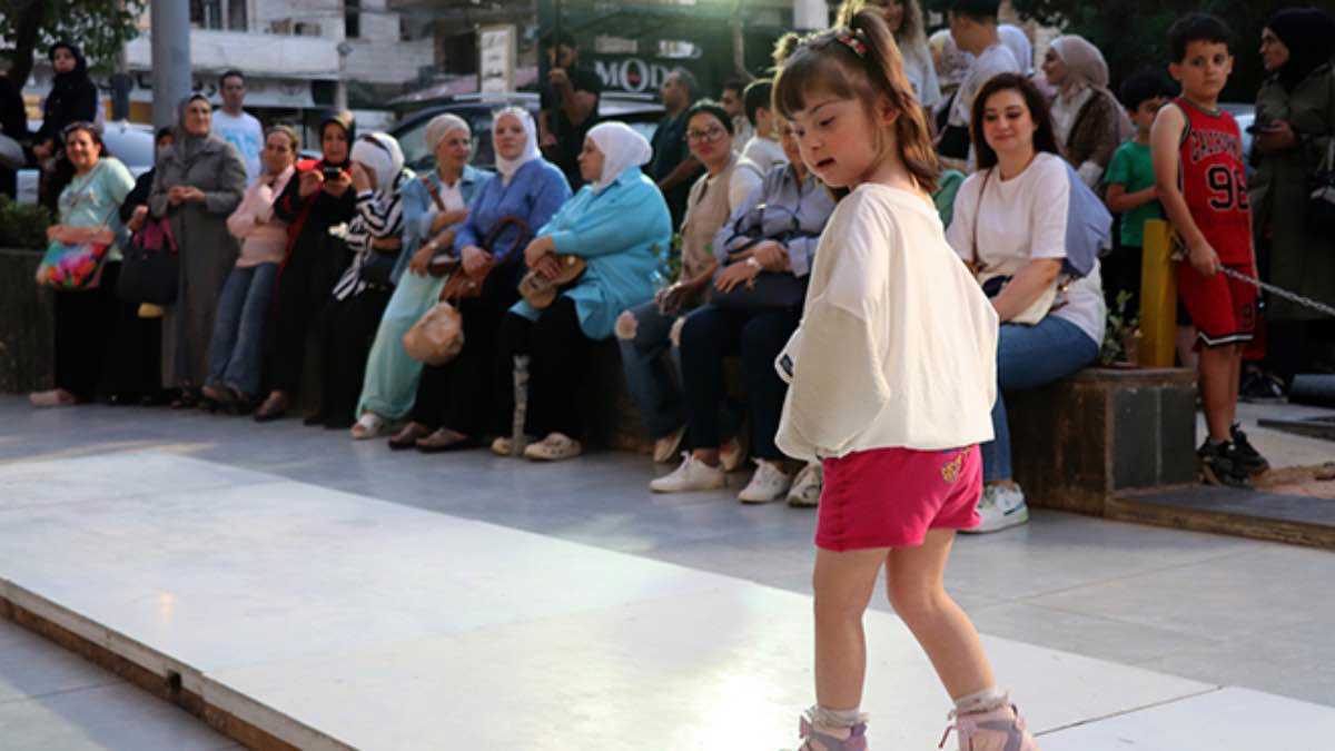 عرض أزياء فريد لمصابي متلازمة داون في سوريا (صور)