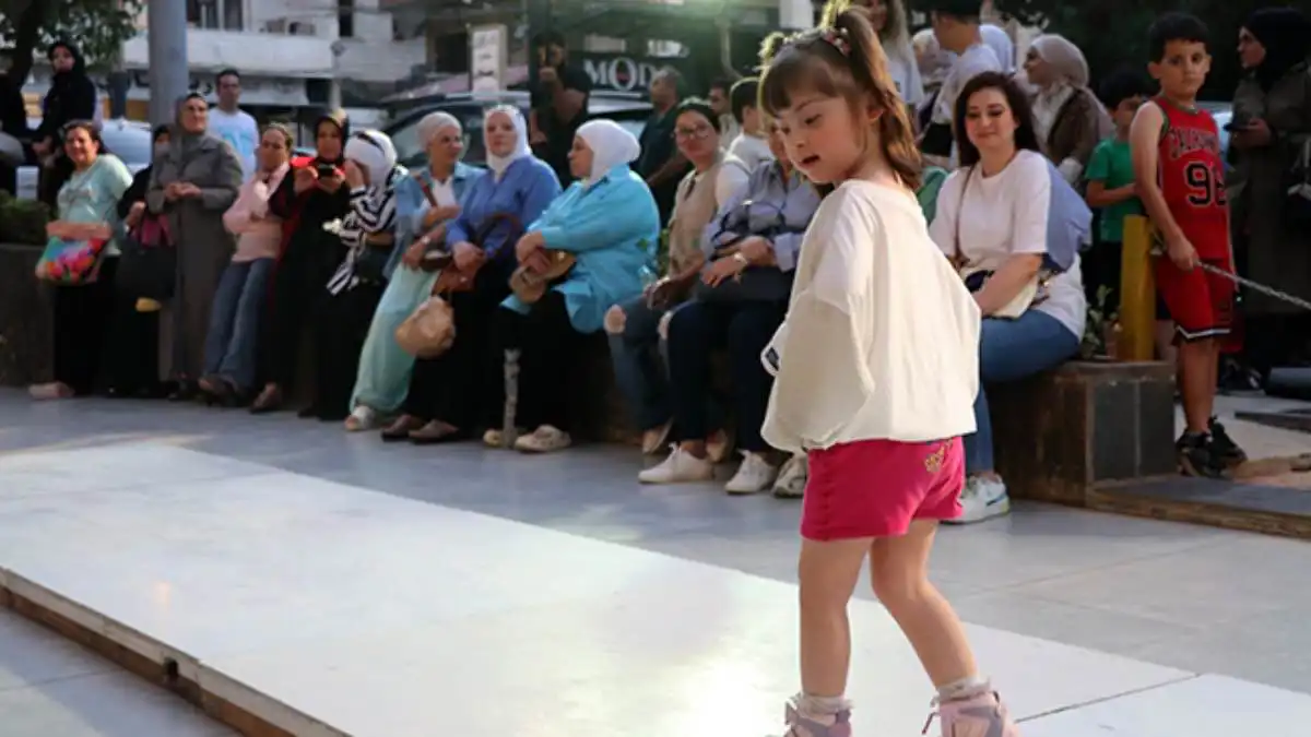 عرض أزياء فريد لمصابي متلازمة داون في سوريا (صور)