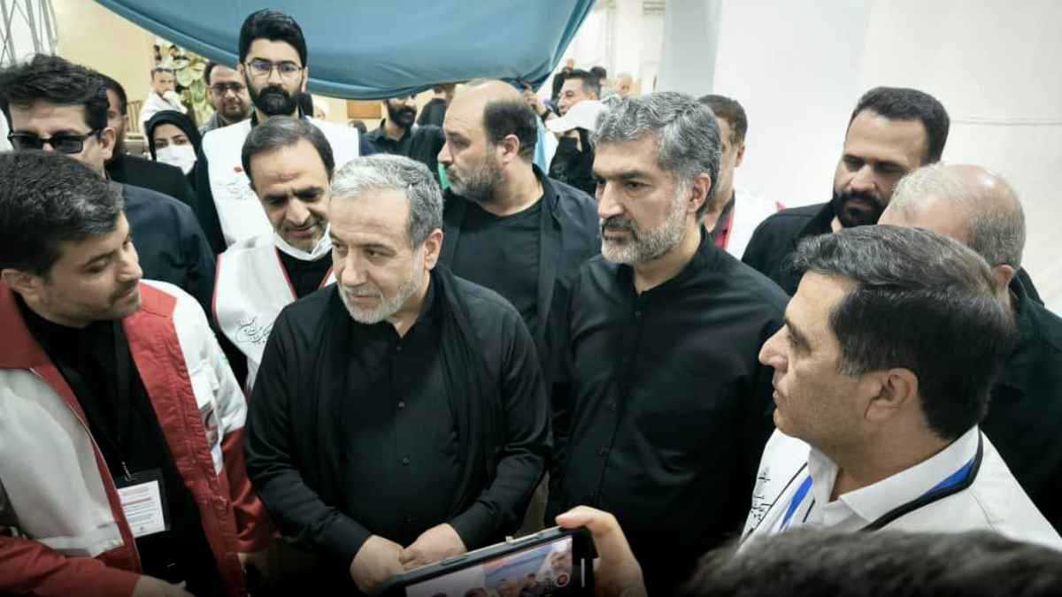 ظهر متخفياً.. إطلالة وزير خارجية إيران في النجف تثير الجدل (فيديو)