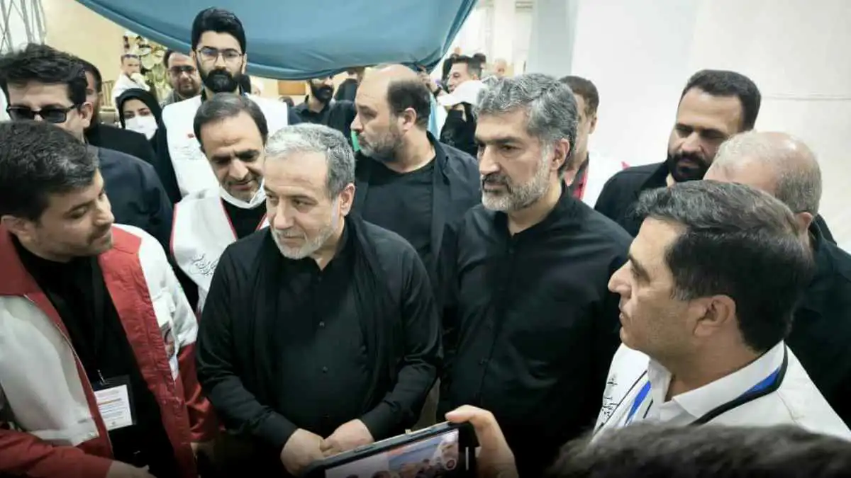 ظهر متخفياً.. إطلالة وزير خارجية إيران في النجف تثير الجدل (فيديو)