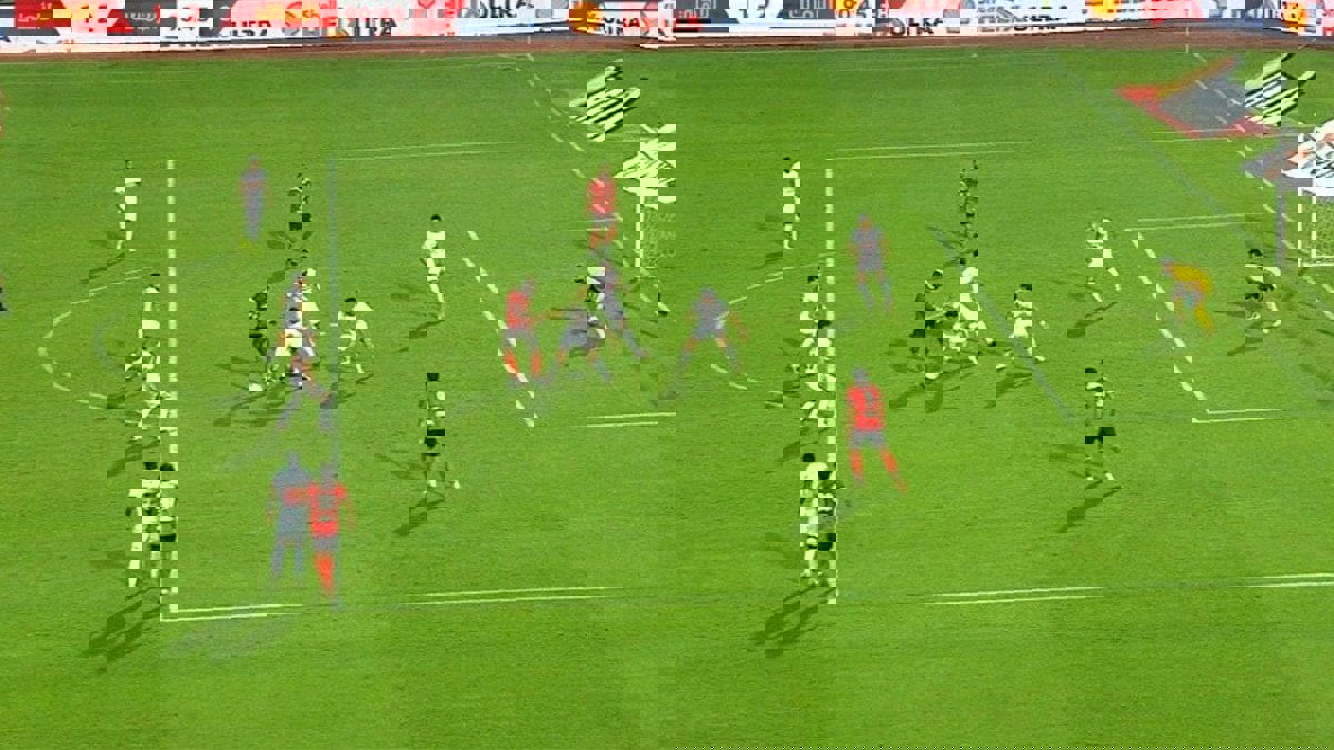 مروان محسن يثير الجدل بلقطة غريبة في مباراة الزمالك ضد الأهلي (فيديو)