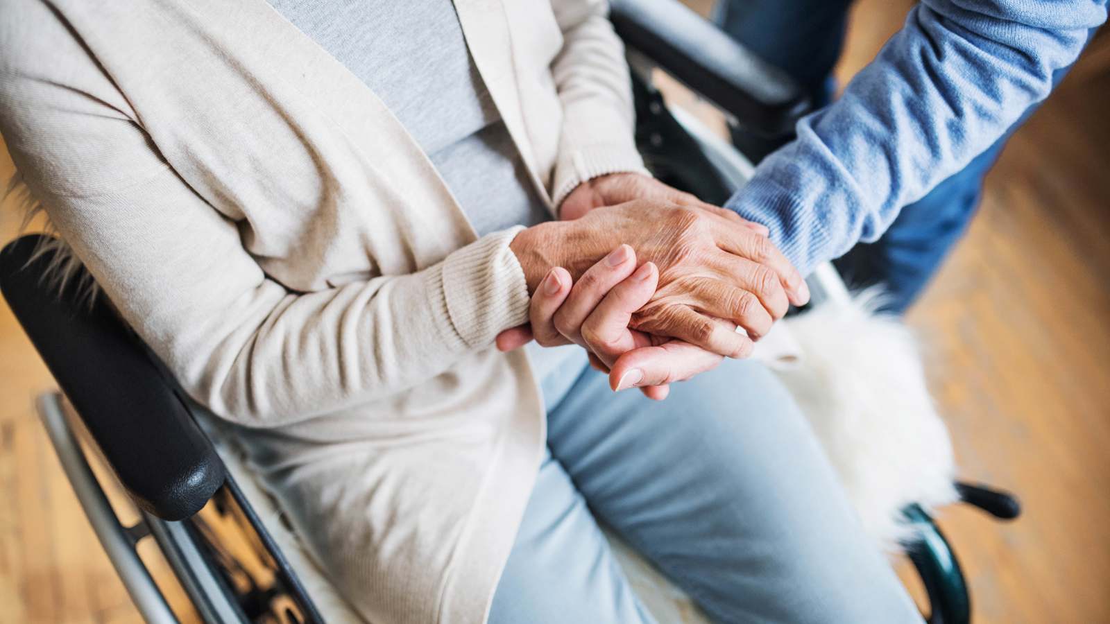 إحداها تخفيف التوتر.. 7 طرق لدعم كبار السن أثناء المرض