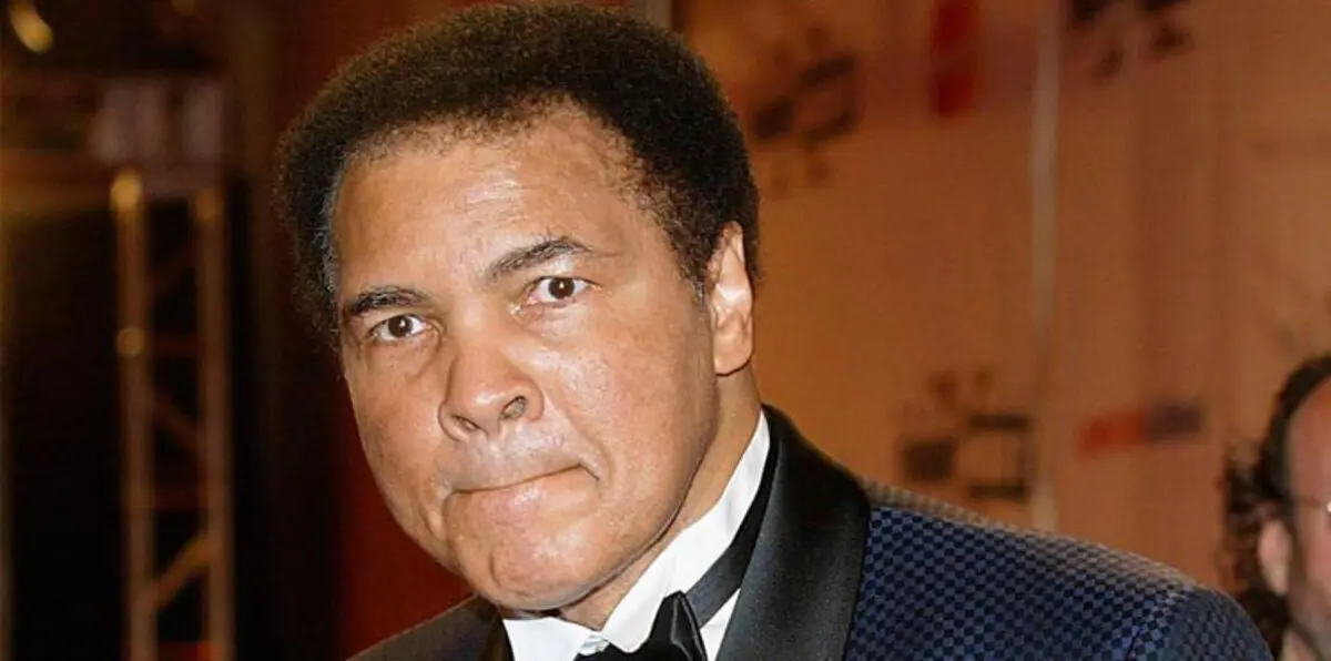 محمد كلاي.. الجوهرة السوداء وأسطورة الضربة القاضية (صور وفيديو)