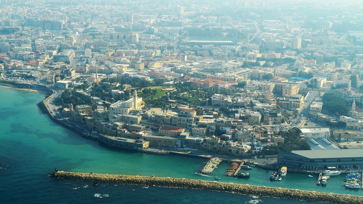 إسرائيل تتهم إيران بالمسؤولية عن التسرب النفطي أمام شواطئها