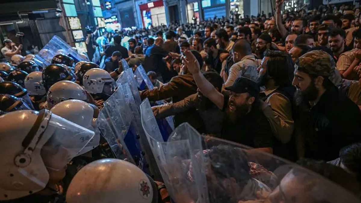 احتجاجات واعتقالات بعد رسم كاريكاتيري مسيء للنبي محمد في تركيا (فيديو)