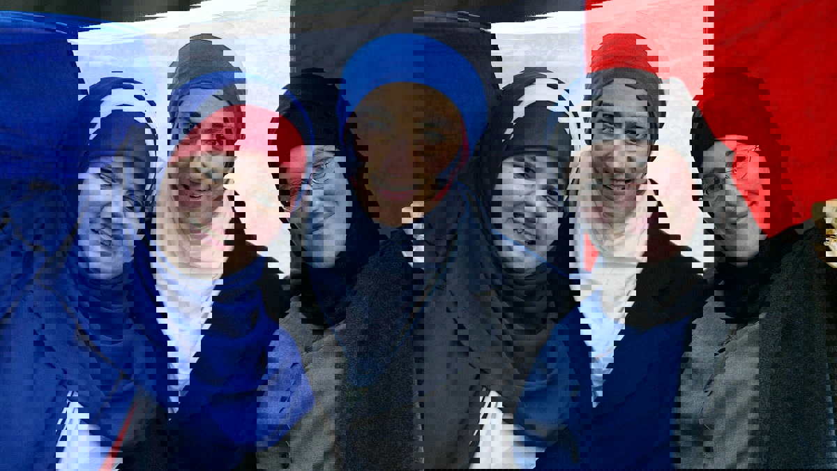 فرنسا تقر قانونًا ضد المحجبات