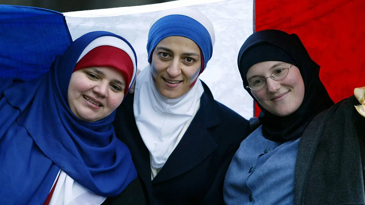 فرنسا تقر قانونًا ضد المحجبات