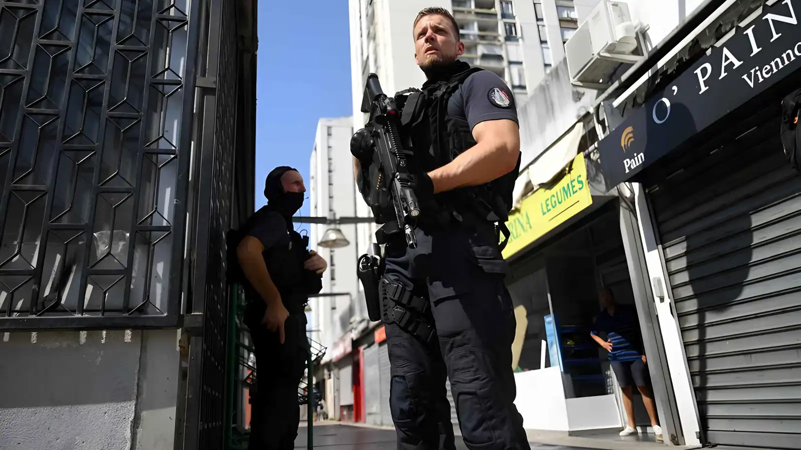 مدينة أوروبية تفرض حظراً للتجول على القاصرين