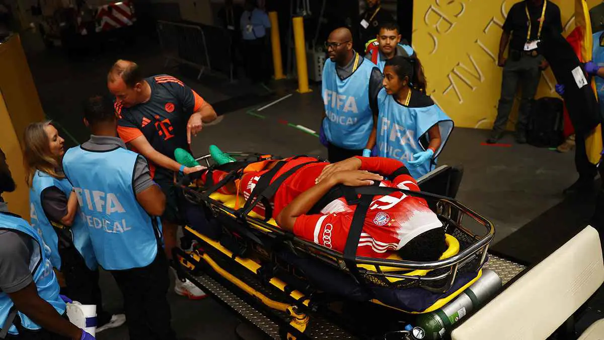 غضب كبير من كومباني بسبب إصابة موسيالا أمام باريس سان جيرمان