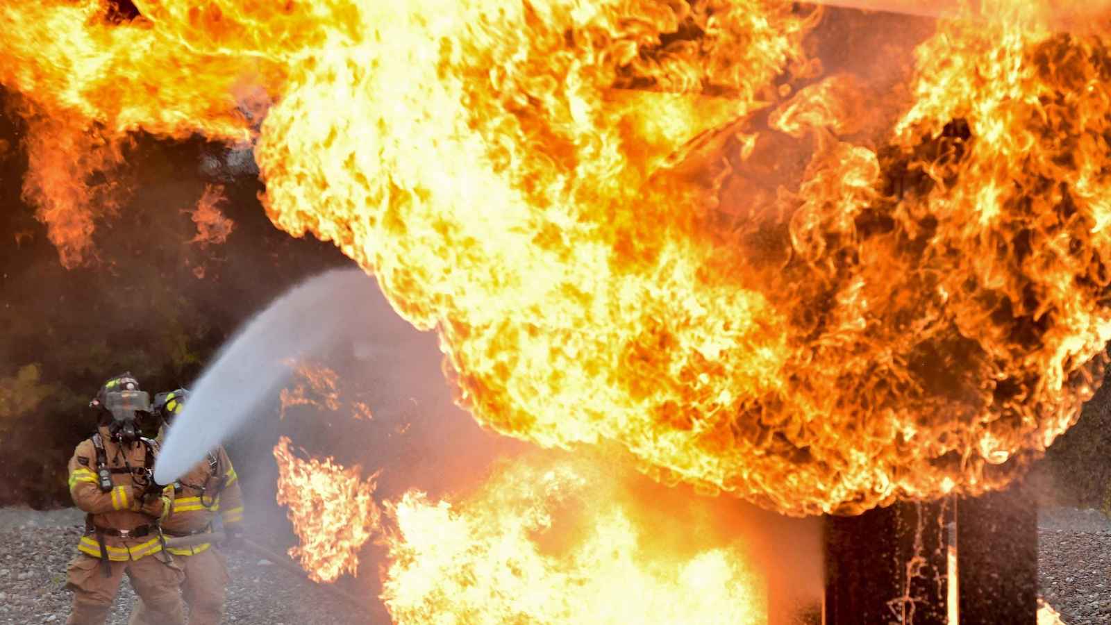 اليمن.. اندلاع حريق هائل في أحد المراكز التجارية (فيديو)