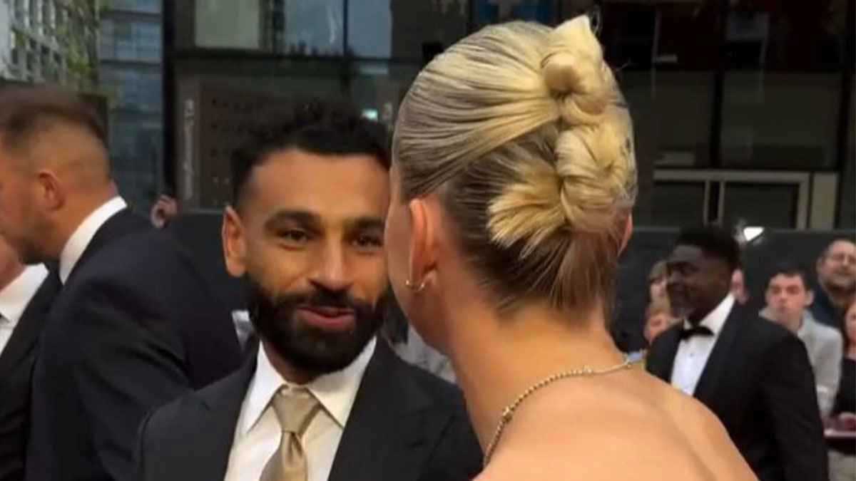 محمد صلاح عانقها وقبلها.. من هي النجمة أليسيا روسو؟ (فيديو)