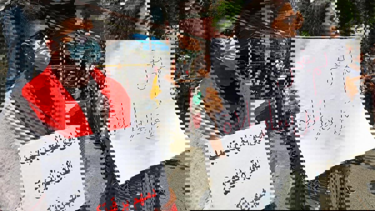 مع تأزم الاقتصاد.. خط ساخن لمنع الانتحار بلبنان يتلقى 1100 مكالمة شهريًا