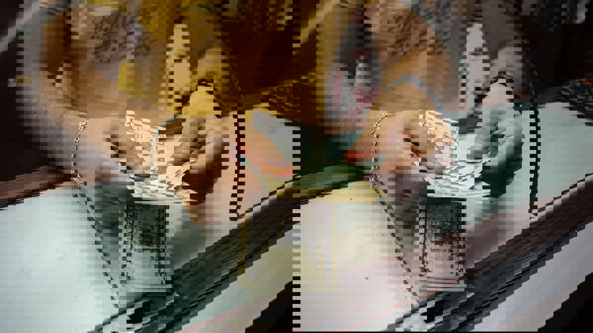 مكاتب تحويل أموال تحتال على لاجئين عرب في أوروبا