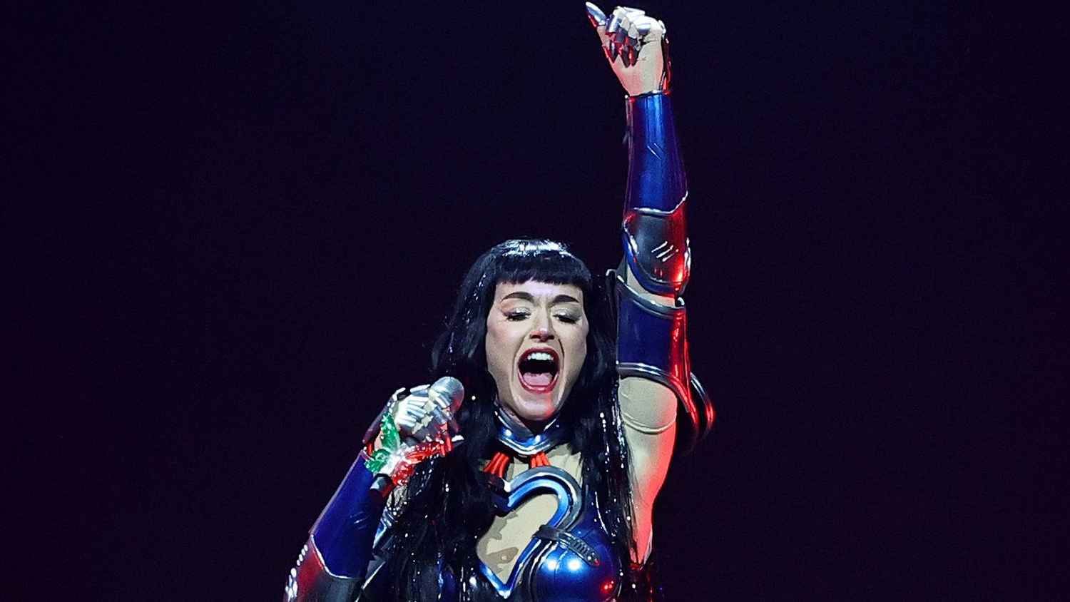 معجب يقتحم حفل كاتي بيري.. كيف كانت ردة فعلها؟ (فيديو)