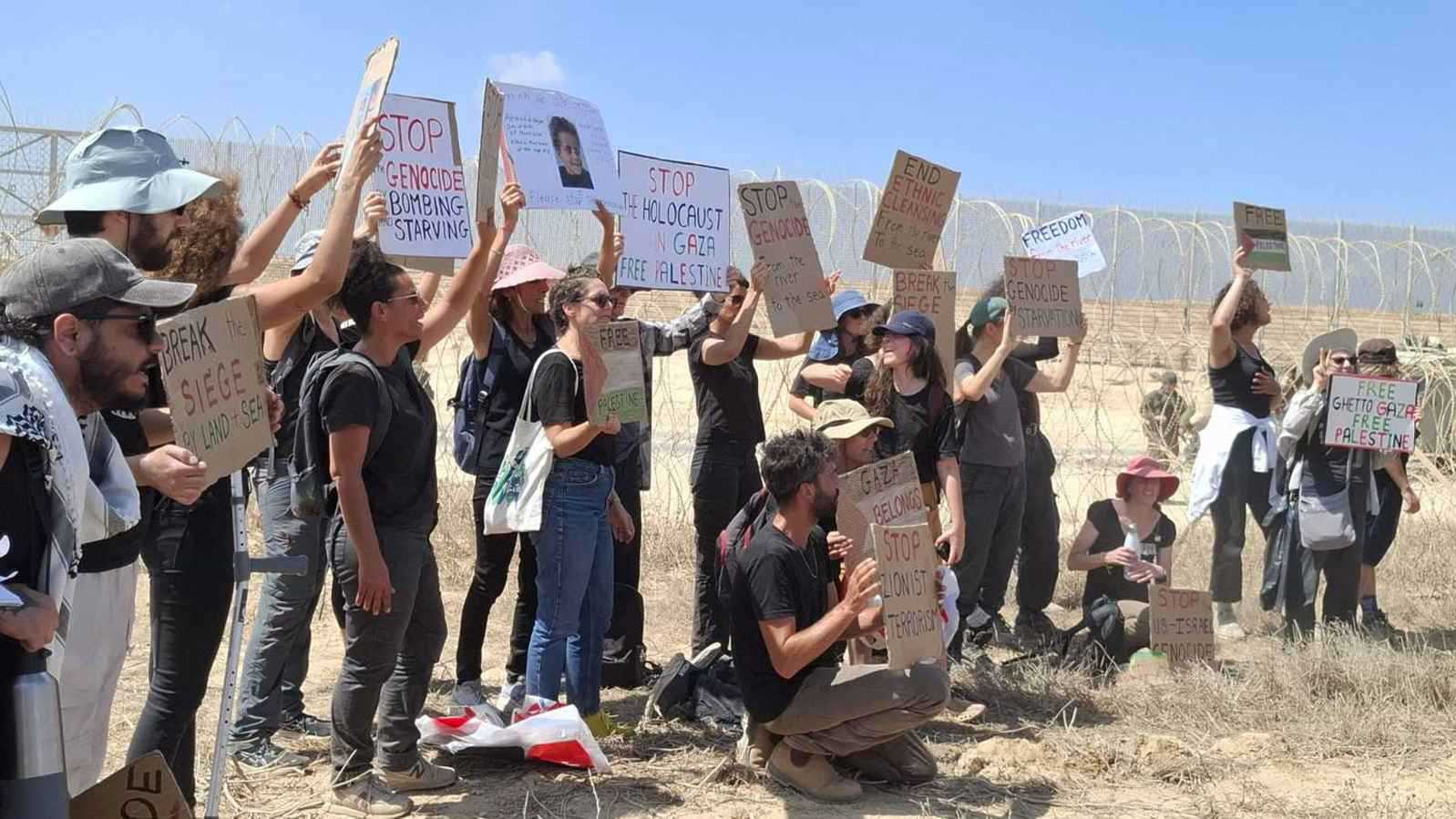 عشرات الإسرائيليين يتظاهرون على حدود غزة لوقف الحرب (فيديو)