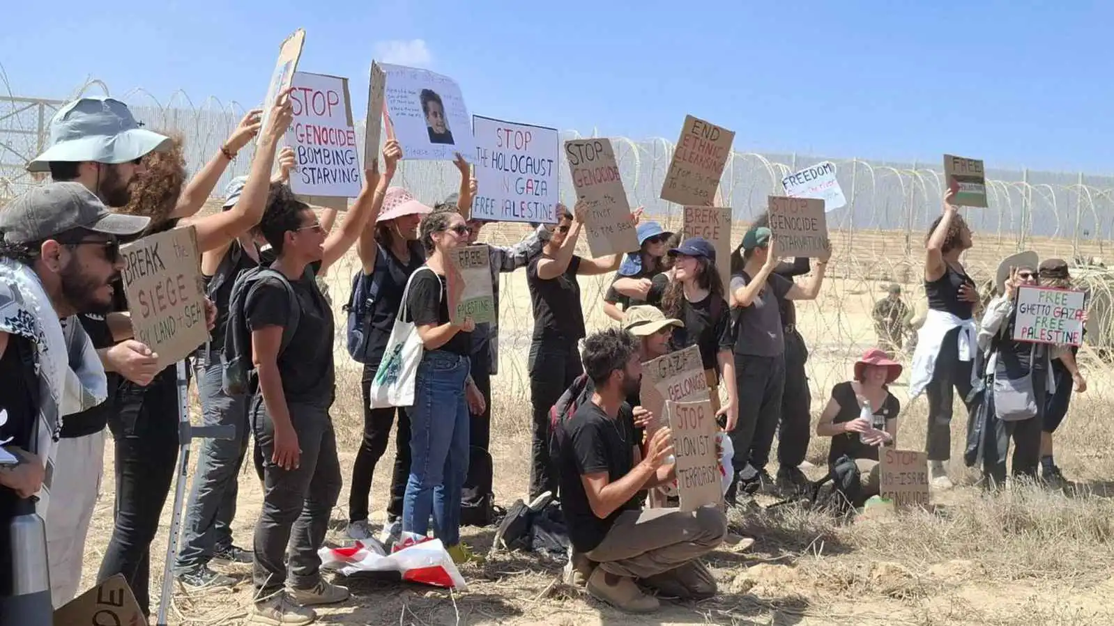 عشرات الإسرائيليين يتظاهرون على حدود غزة لوقف الحرب (فيديو)