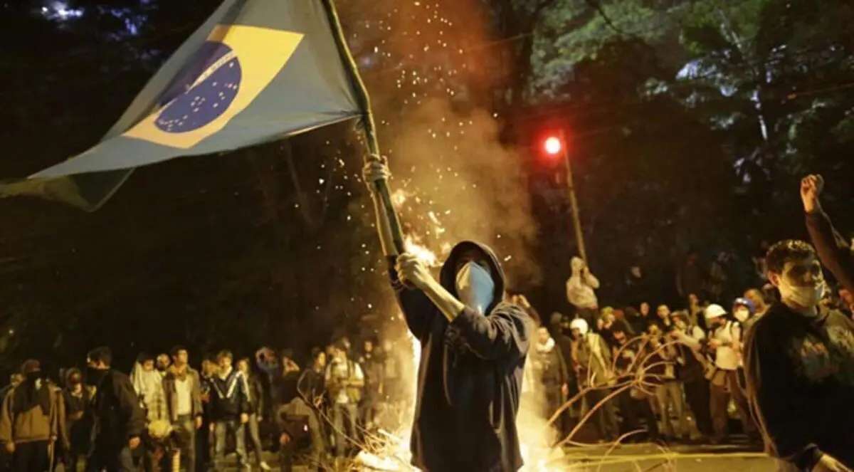 متظاهرون بالبرازيل يطالبون برحيل روسيف