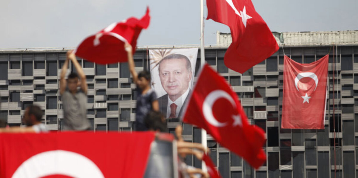 مظاهرات وأغنيات وطنية.. الانقلاب يعود  بتركيا 20 عامًا إلى الوراء (صور)