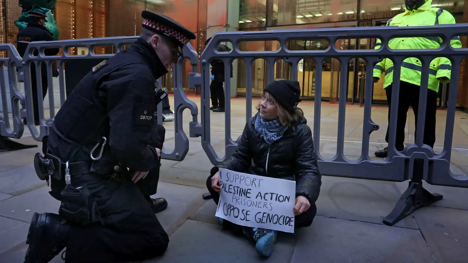 توقيف الناشطة السويدية غريتا تونبرغ أثناء تظاهرة في لندن (فيديو)