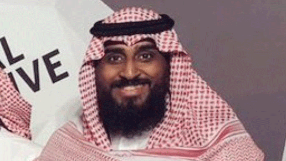 الشاعر السعودي معاوية بابطين يواجه انتقادات لاذعة بسبب تغريدات قديمة "مسيئة للمملكة"