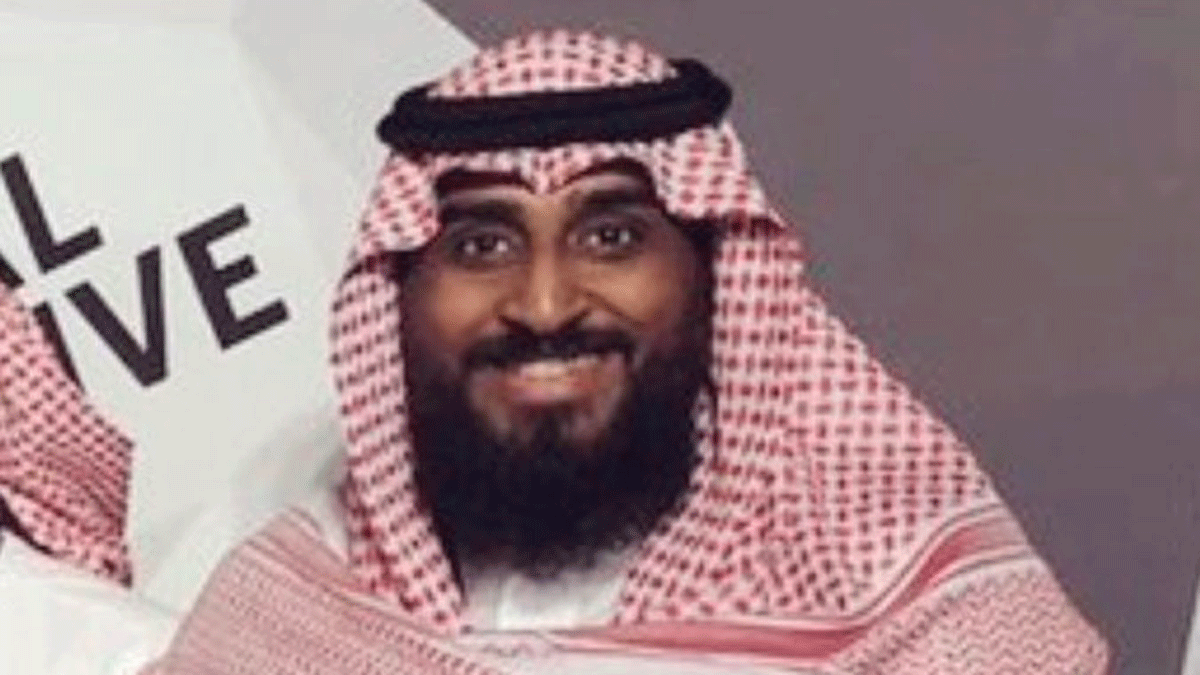 الشاعر السعودي معاوية بابطين يواجه انتقادات لاذعة بسبب تغريدات قديمة "مسيئة للمملكة"