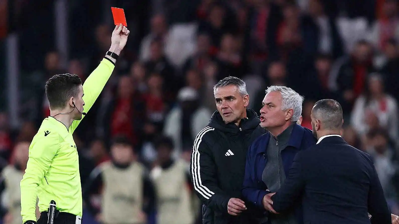 بسبب فينيسيوس.. طرد مورينيو من مباراة بنفيكا وريال مدريد (فيديو)