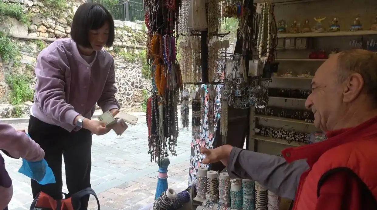 التركي تيميل يتناول مالا من سائحة بقدمه