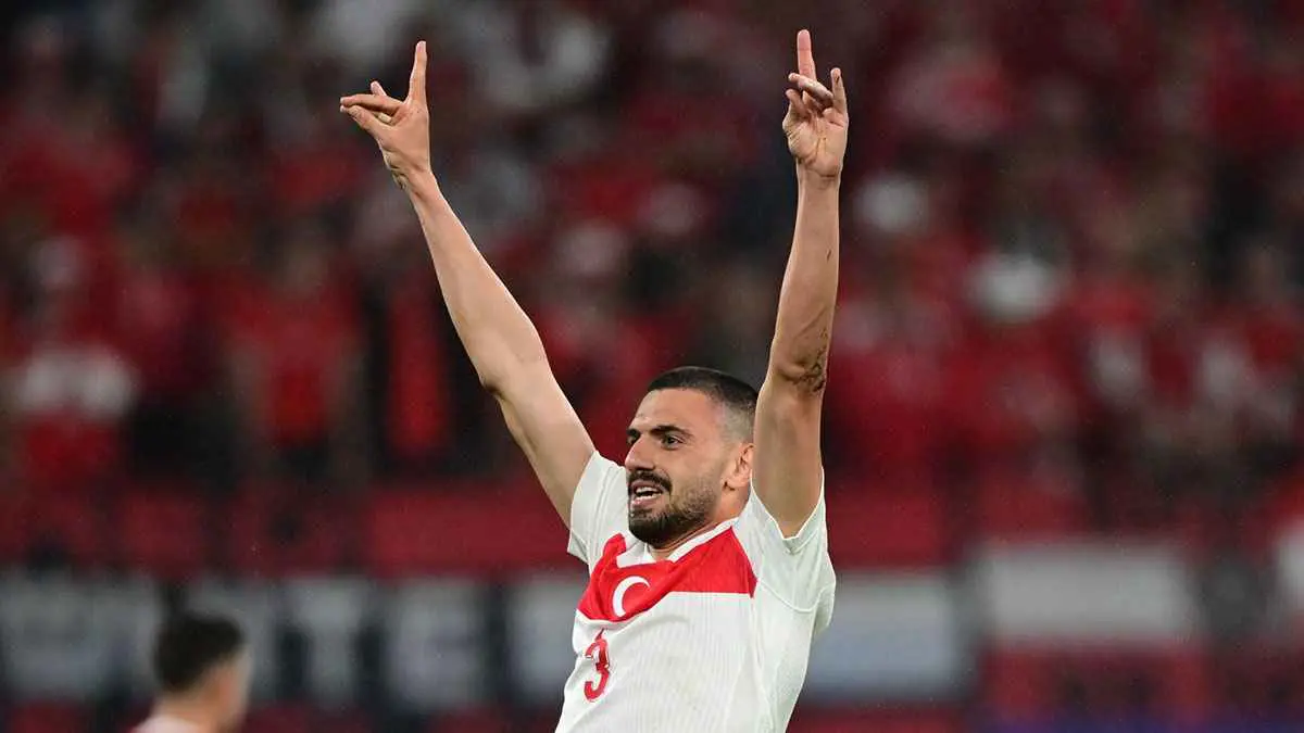 "يويفا" يفتح تحقيقًا ضد ديميرال بسبب احتفاليته أمام النمسا