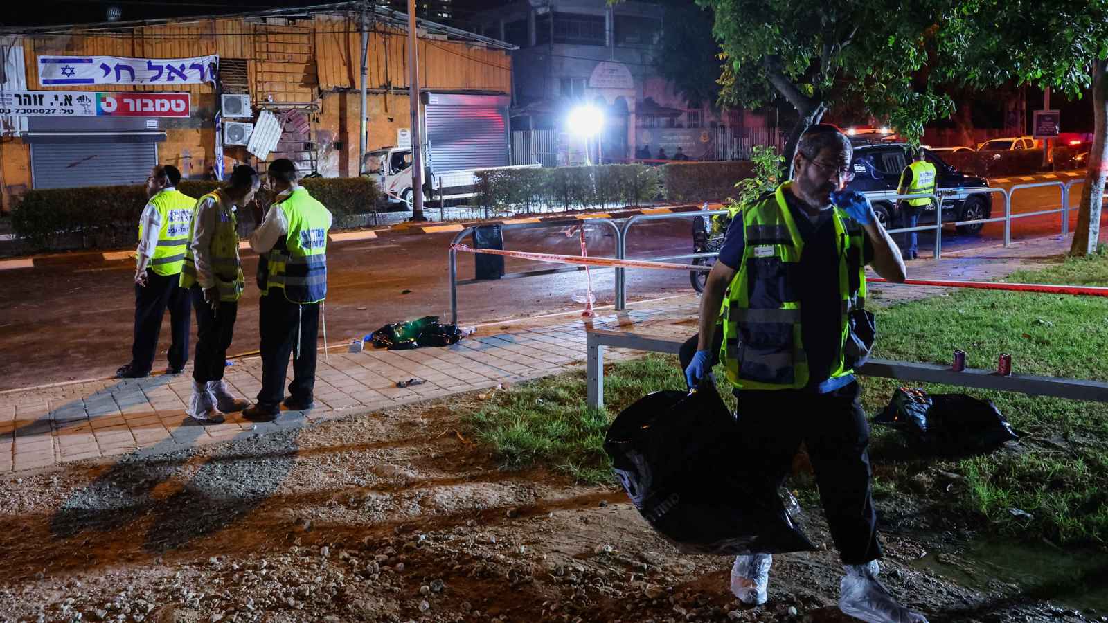 سقوط شظايا صاروخ حوثي وسط تل أبيب (صورة)