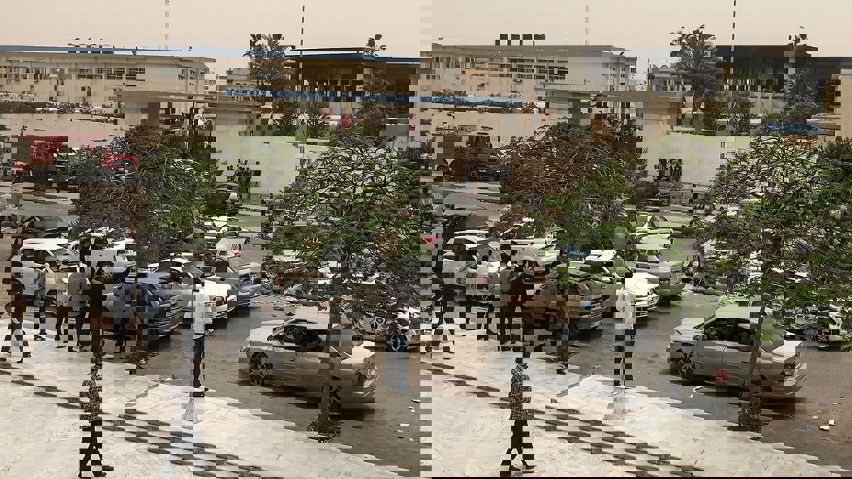 ليبيا.. الميليشيات تقيم خيمة اعتصام أمام مقر مفوضية الانتخابات بطرابلس