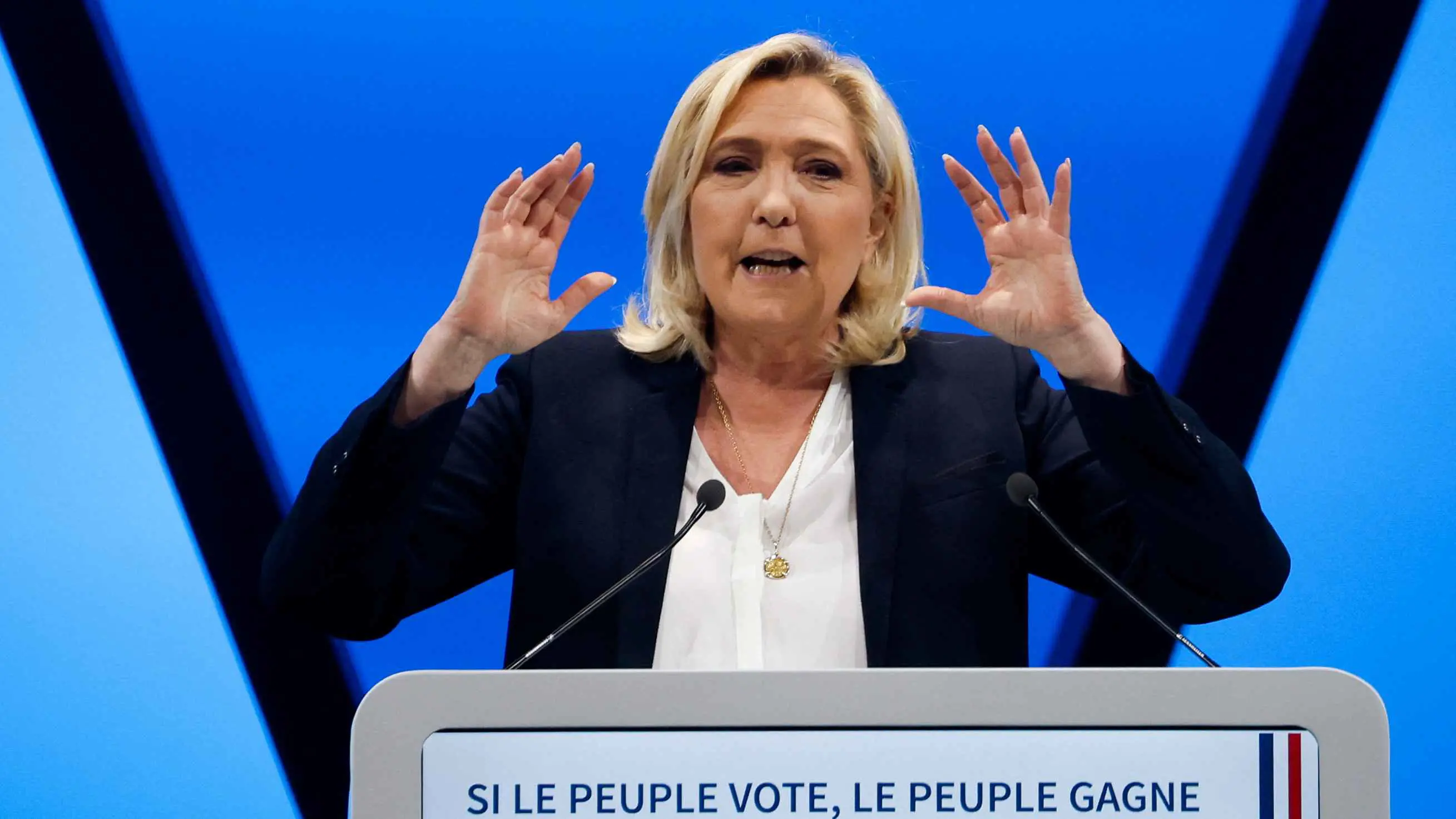 "بلومبيرغ": لوبان "تخون" ماضيها لجذب الناخبين الفرنسيين