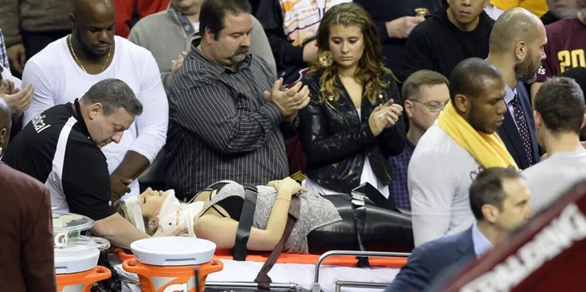 ليبرون جيمس يصيب زوجة نجم الجولف (فيديو وصور)