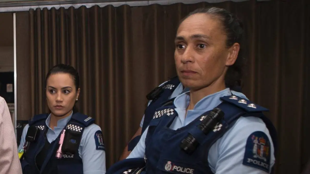 أخفت ديانتها 20 عامًا.. ما لا تعرفه عن الضابطة النيوزيلندية المسلمة التي بكت تعاطفًا مع ضحايا الهجوم الإرهابي (فيديو)