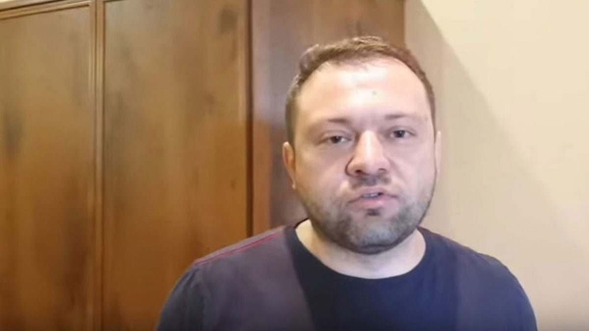 معارض روسي يهرب ملفاته الإلكترونية بطائرة مسيرة أثناء مداهمة مكتبه (فيديو)