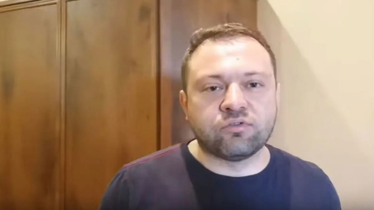 معارض روسي يهرب ملفاته الإلكترونية بطائرة مسيرة أثناء مداهمة مكتبه (فيديو)