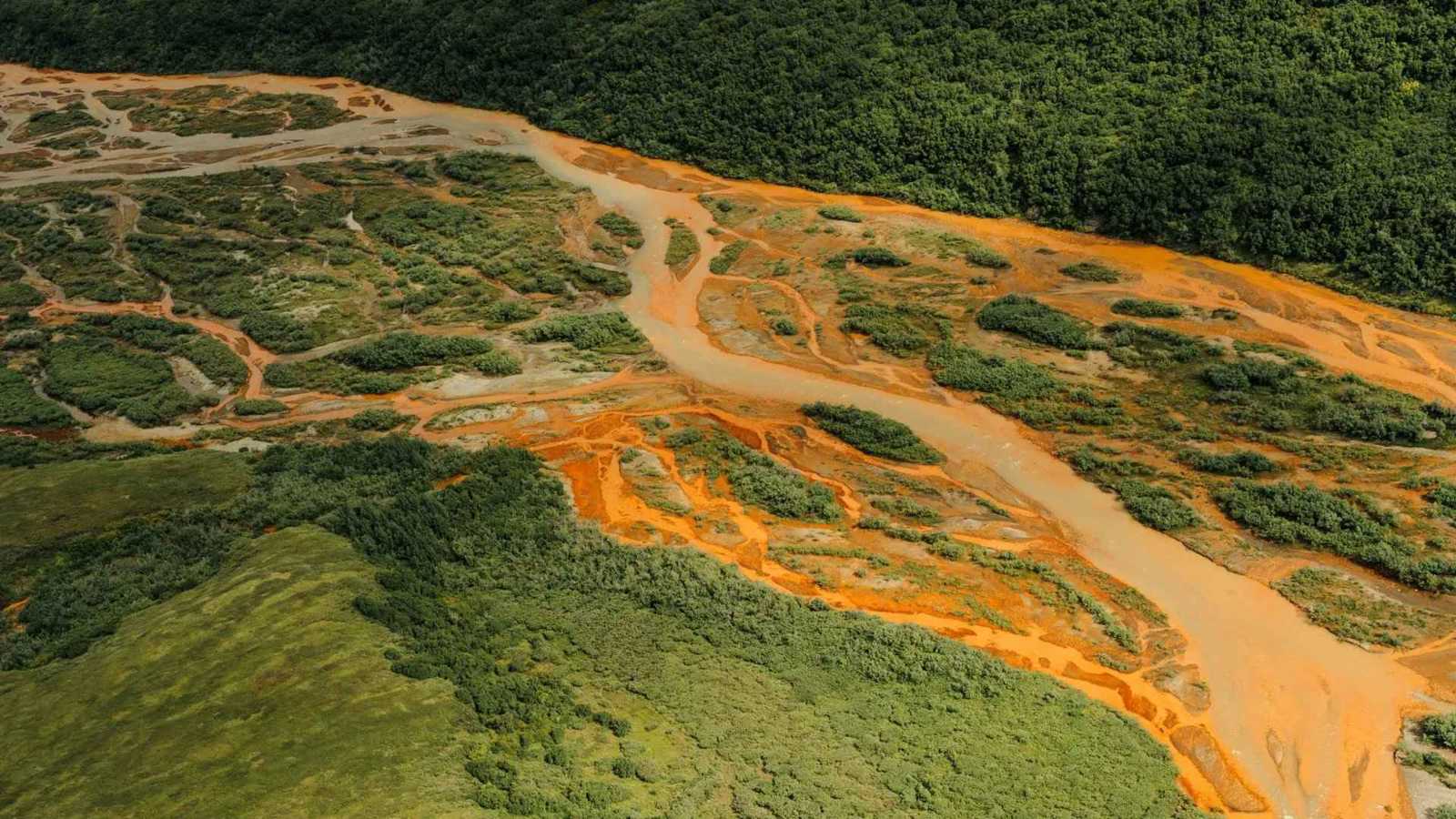 تحول أكثر من 75 نهراً في ألاسكا إلى اللون البرتقالي.. والحقيقة مرعبة