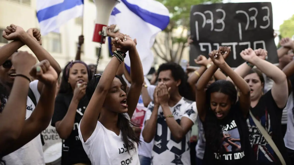 بالصور.. آلاف الإسرائيليين من أصول إثيوبية يتظاهرون ضد "وحشية" الشرطة‎