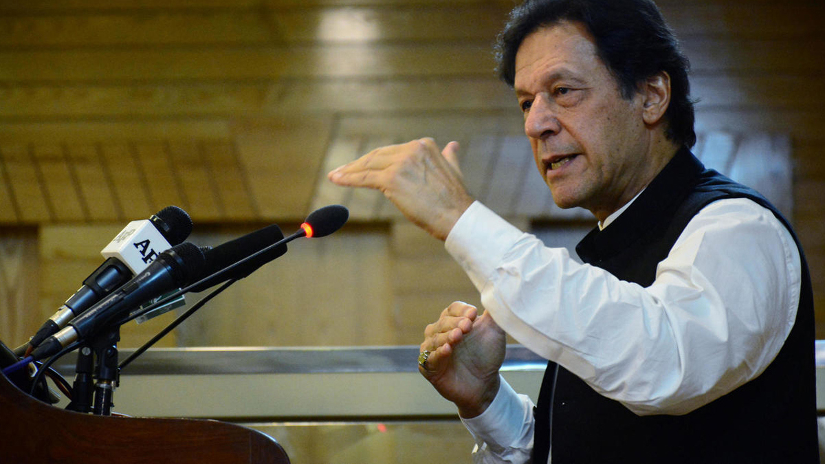 عمران خان يزور السعودية لاحتواء الغضب من مشاركته في قمة كوالامبور 