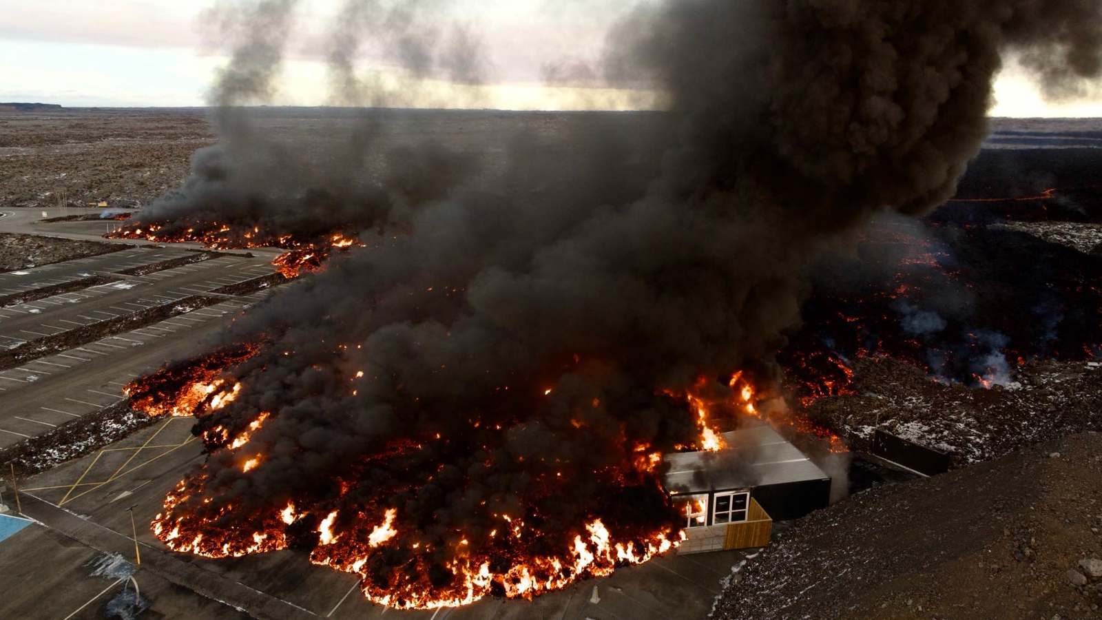 ثوران بركاني يغطي موقف سيارات في منتجع بآيسلندا (فيديو)