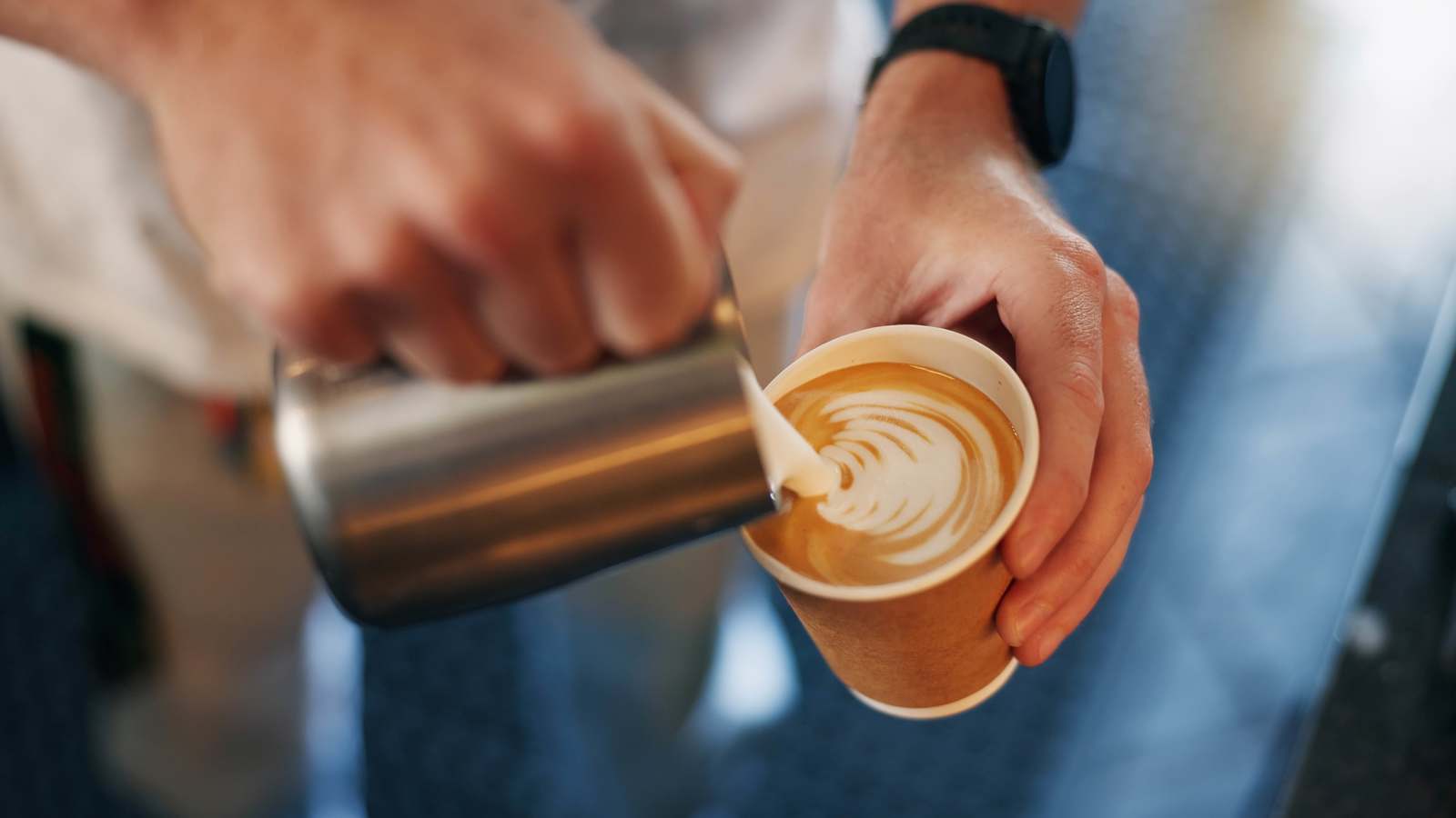 كم عدد أكواب القهوة التي يمكن تناولها يوميا؟