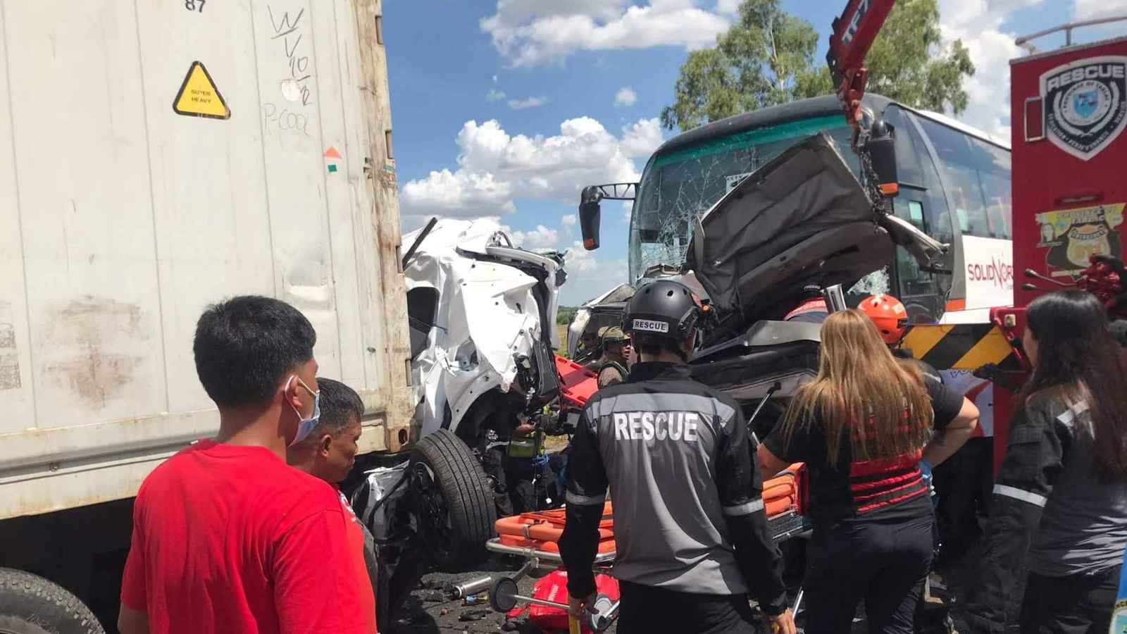 غفوة قاتلة خلف المقود.. مصرع 10 أشخاص باصطدام مروّع في الفلبين (فيديو)