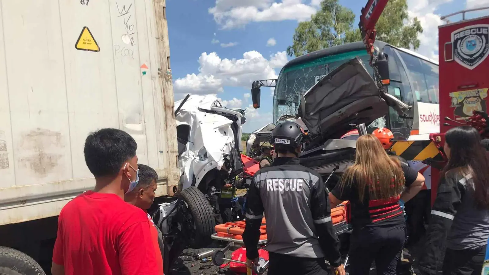 غفوة قاتلة خلف المقود.. مصرع 10 أشخاص باصطدام مروّع في الفلبين (فيديو)